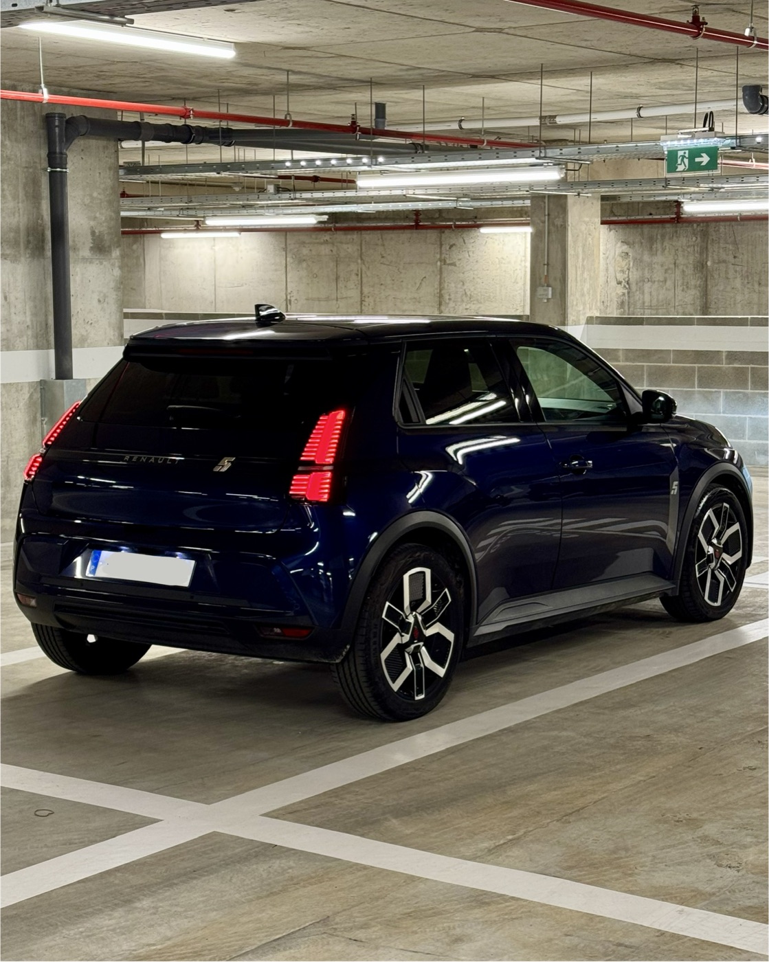 Renault 5 E-Tech — traseira three-quarter