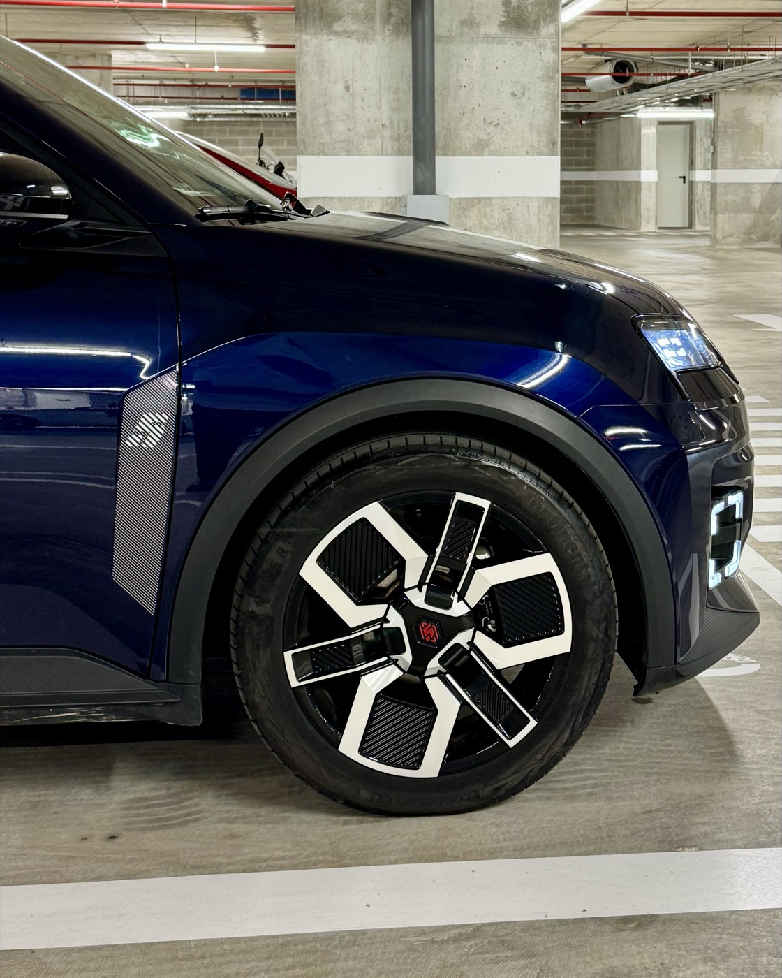 Renault 5 E-Tech — detalhe da jante dianteira