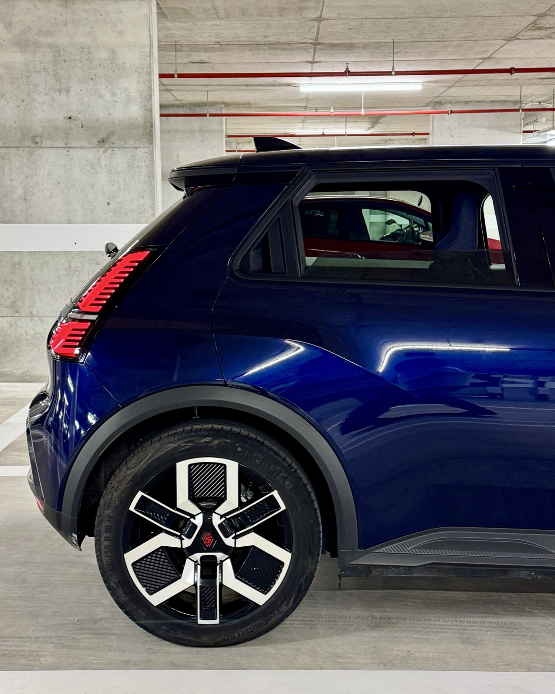 Renault 5 E-Tech — detalhe traseiro e farolim