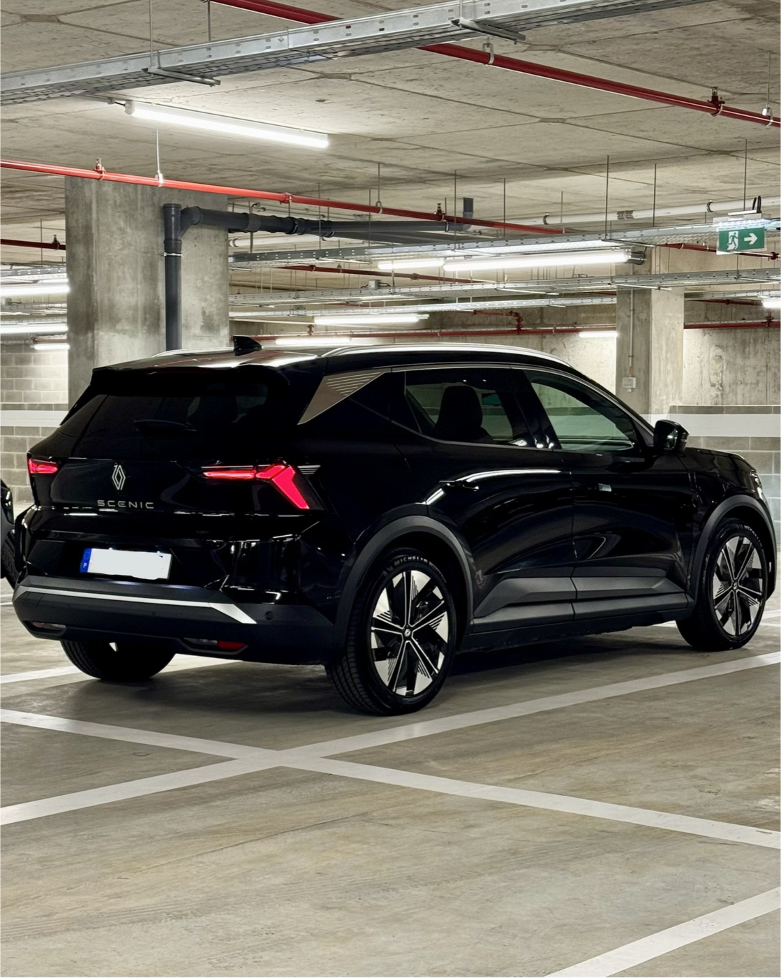 Renault Scénic E-Tech — traseira three-quarter