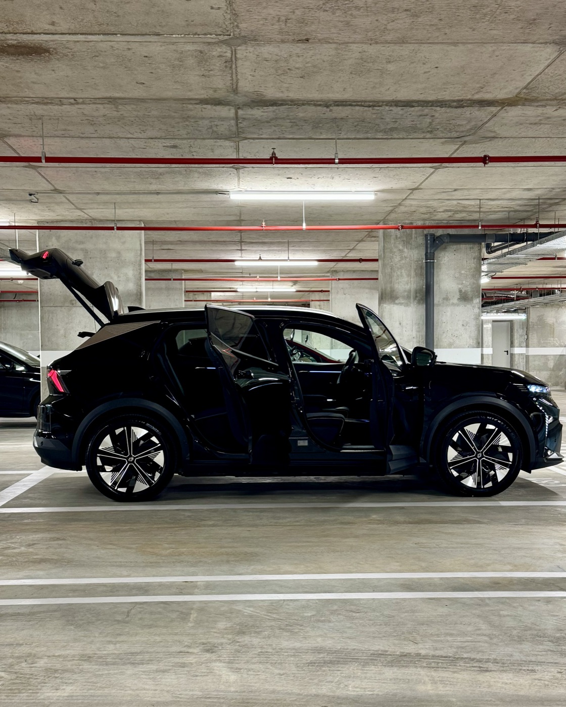 Renault Scénic E-Tech — perfil lateral com portas abertas