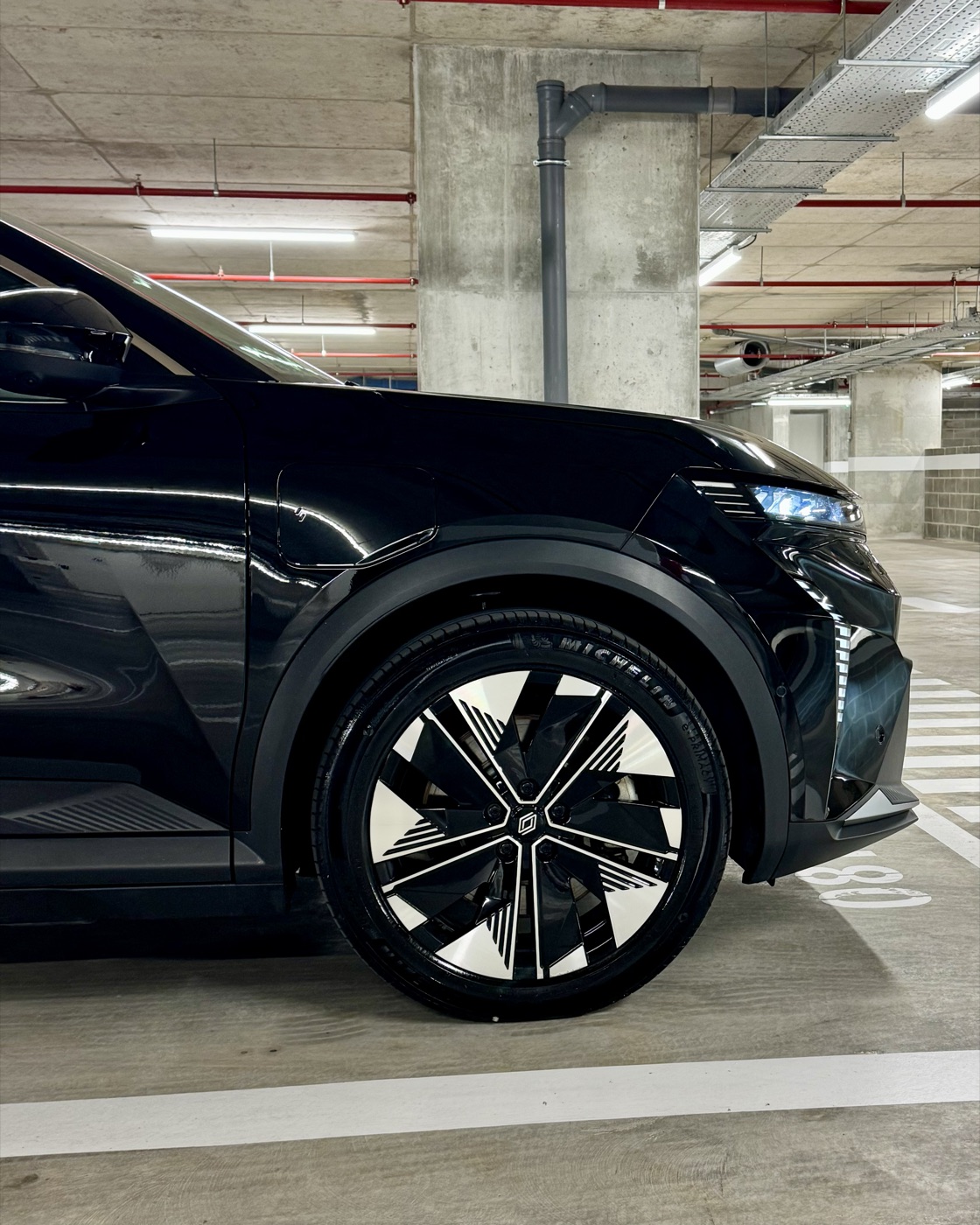 Renault Scénic E-Tech — detalhe da jante dianteira