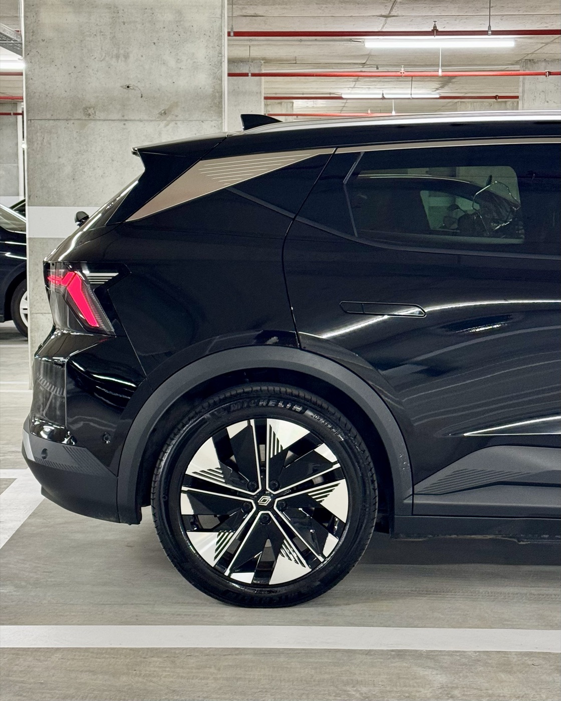 Renault Scénic E-Tech — detalhe traseiro e farolim