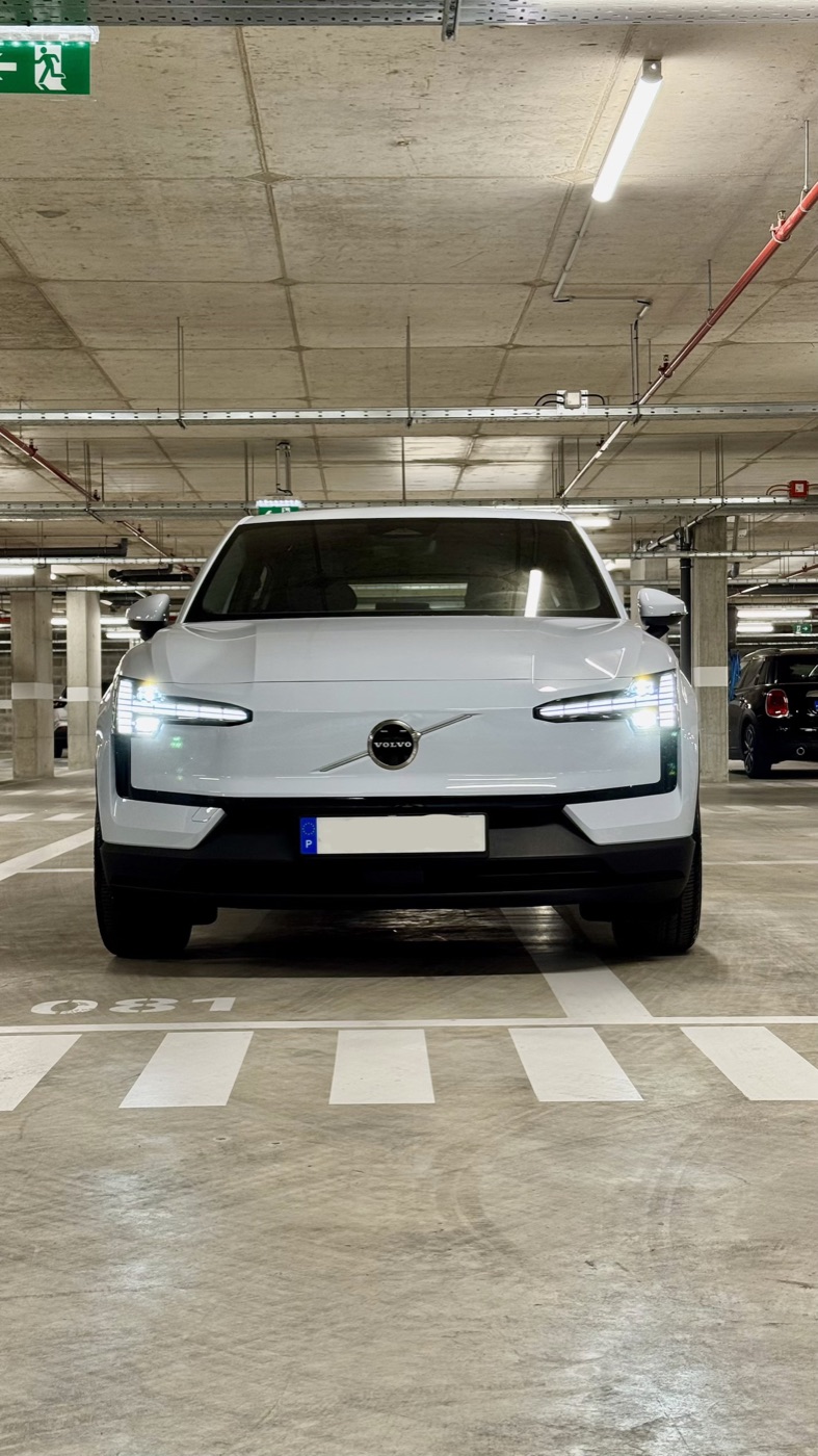 Volvo EX30 — frente