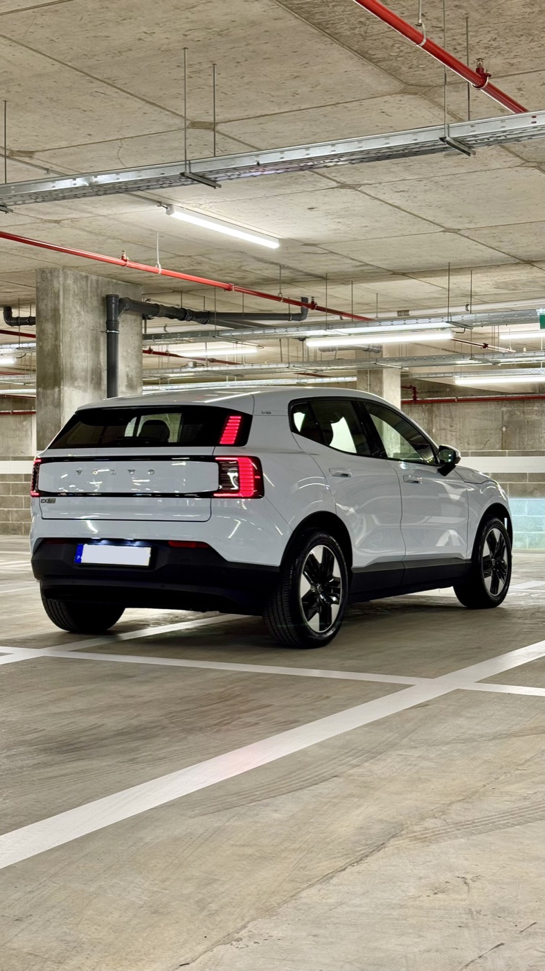 Volvo EX30 — traseira three-quarter