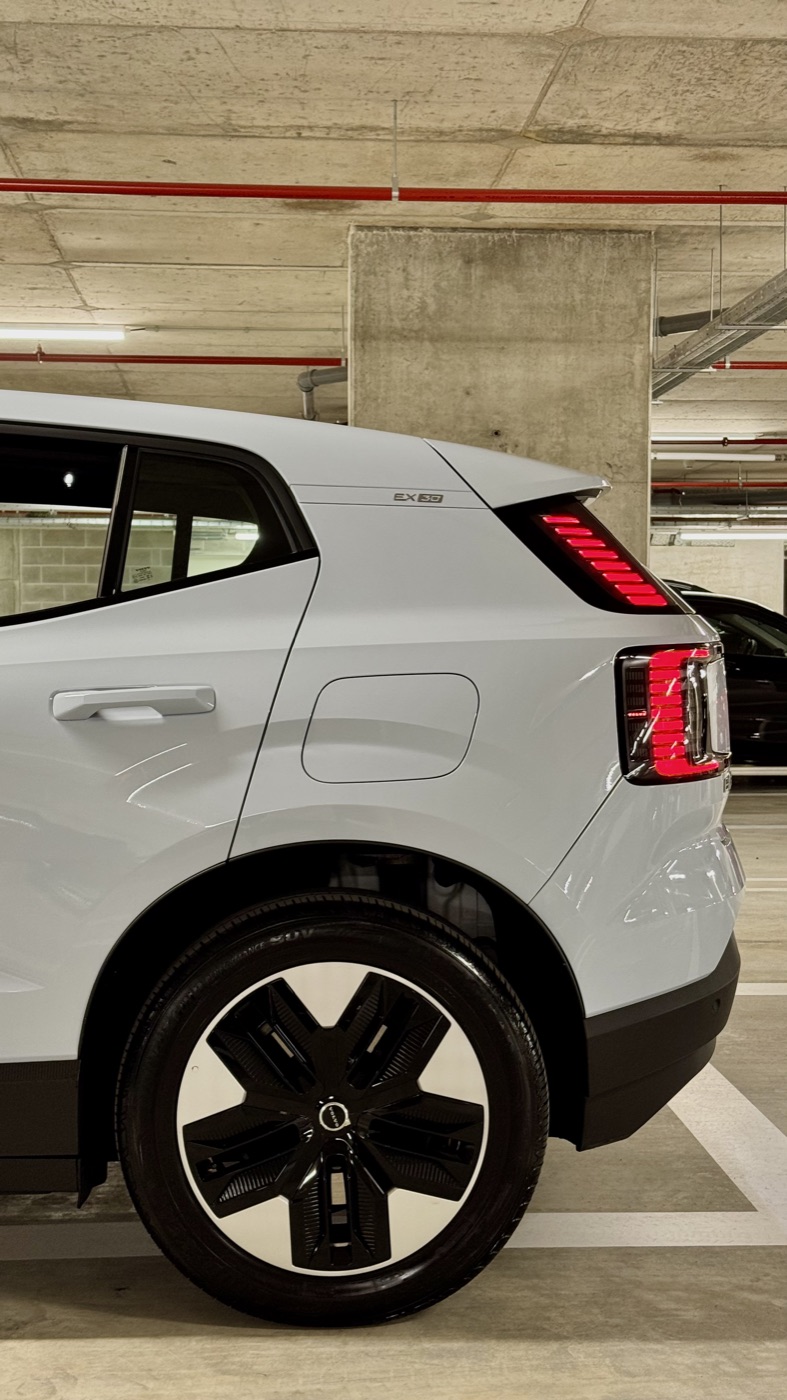 Volvo EX30 — detalhe da jante e farolim