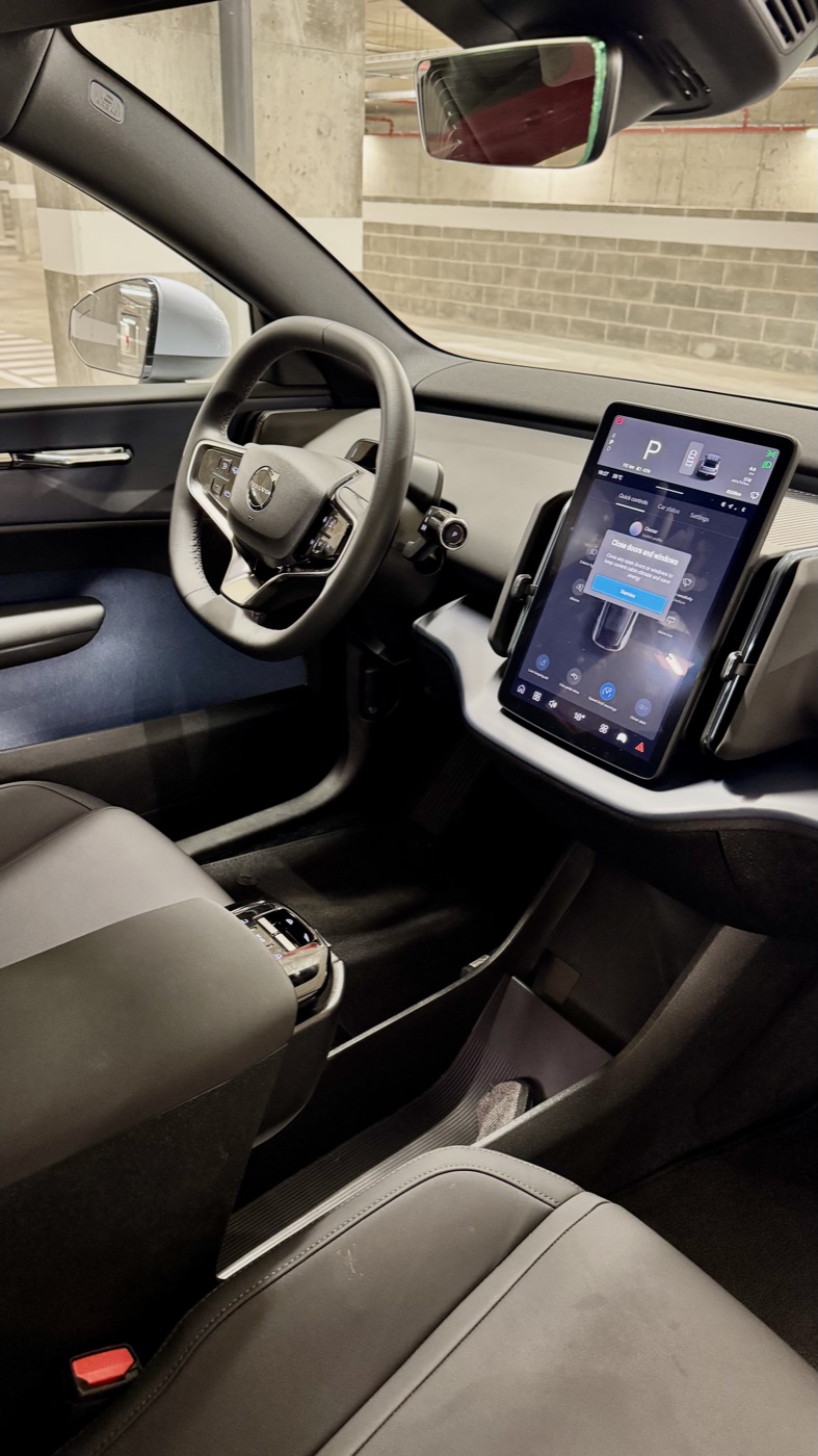 Volvo EX30 — interior do condutor